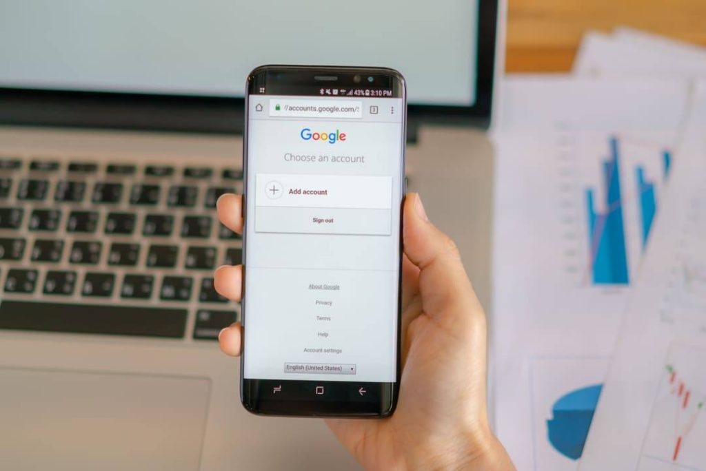 Pessoa pesquisando sobre como usar o Google Search Console.