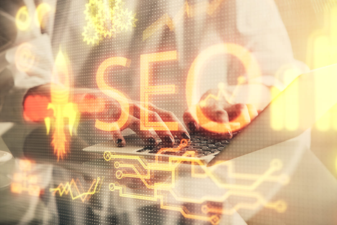 Imagem de uma pessoa digitando em um laptop com a palavra "SEO" sobreposta em letras grandes e brilhantes, acompanhada de gráficos e ícones que simbolizam otimização e análise digital. O efeito visual sugere uma abordagem tecnológica e inovadora para o SEO, incorporando elementos que remetem a inteligência artificial e automação de dados.
