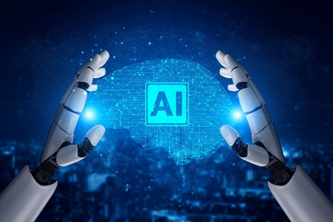 Mãos robóticas cercam uma representação digital de um cérebro com o símbolo "AI" no centro.