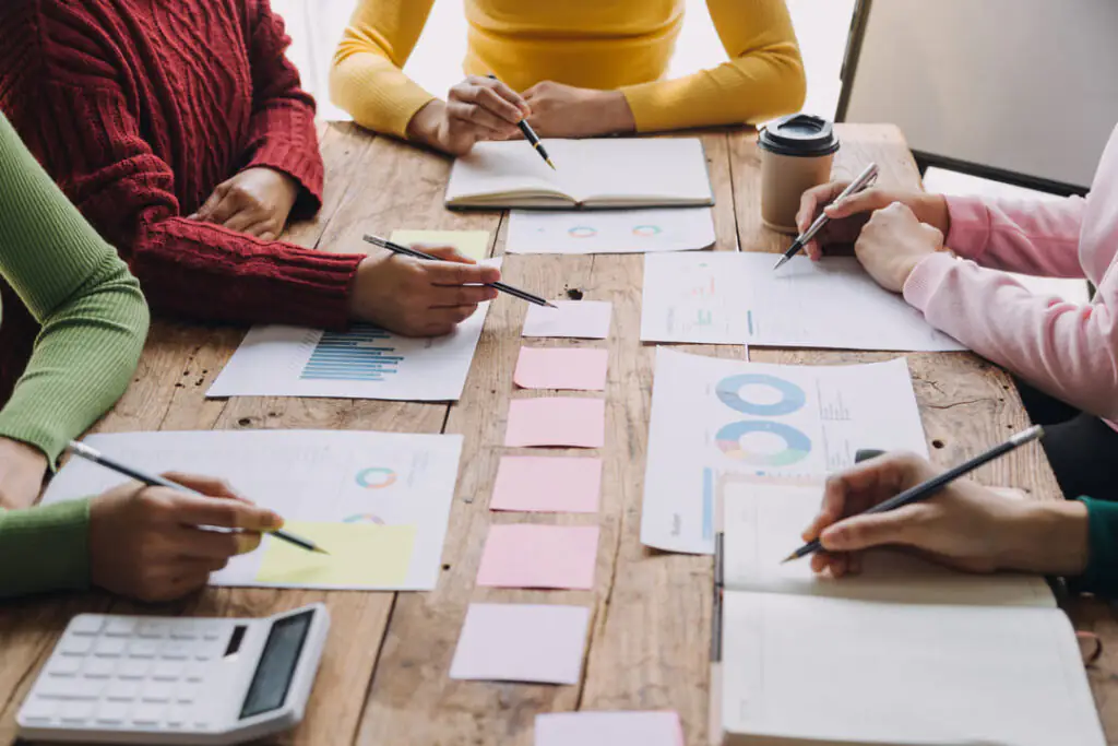 Profissionais reunidos criando uma estratégia de Inbound Marketing.