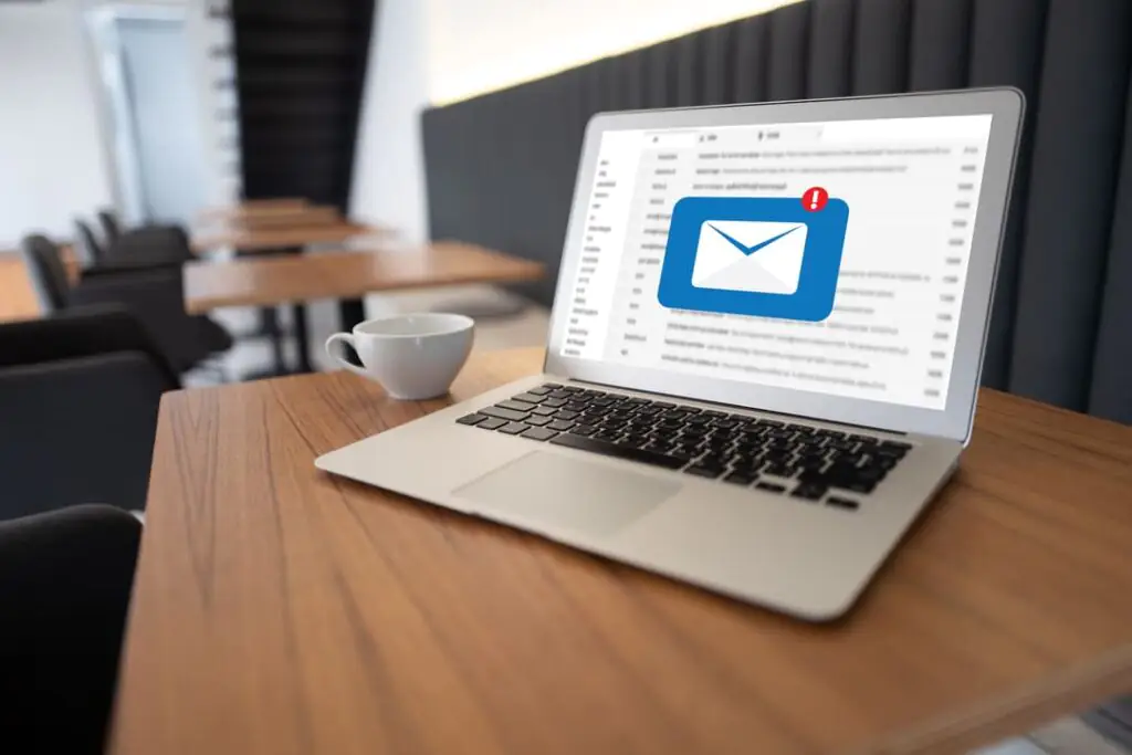 Notebook com e-mails representando uma das estratégias de Inbound Marketing.