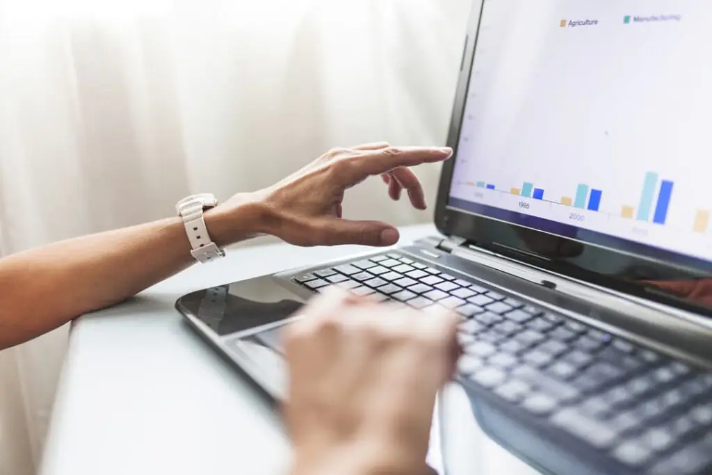 Pessoa trabalhando em técnicas avançadas para a melhoria do SEO on-page.